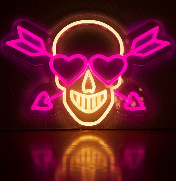 Néon LED Tête de Mort Love rose et jaune avec cœur et flèches – décoration murale lumineuse.