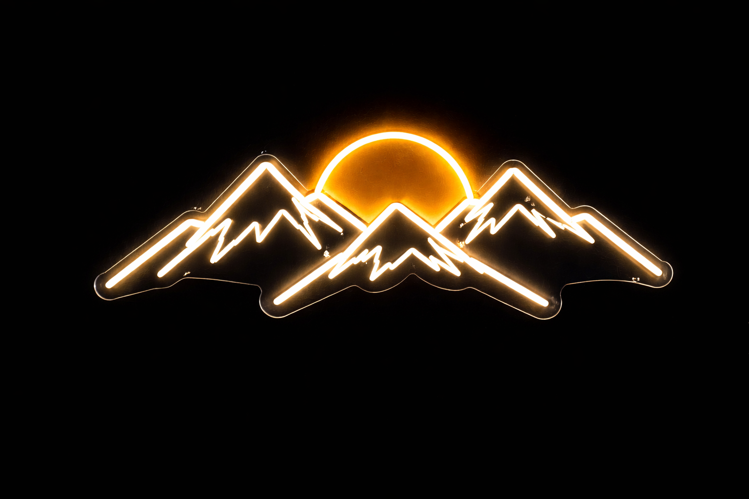 Néon LED décoratif représentant des montagnes et un soleil lumineux au style minimaliste design